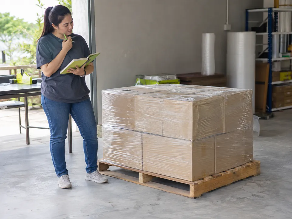 Customer reviewing a load within the pallet footprint. Preparation illustration.