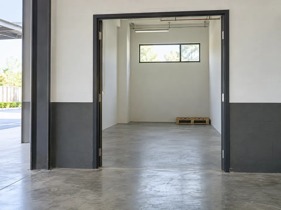 Clear doorway with a pallet away from the passage. Preparation illustration.